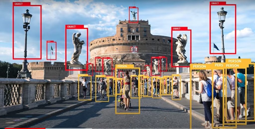 Un grupo de personas en una plaza
Descripción generada automáticamente con confianza media